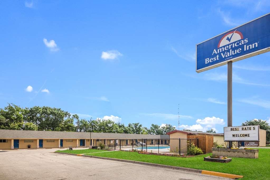 Americas Best Value Inn Giddings Buitenkant foto