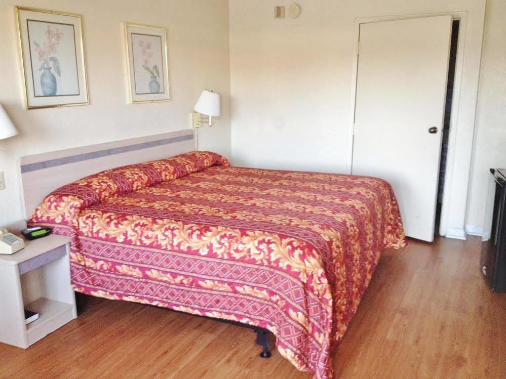 Americas Best Value Inn Giddings Buitenkant foto